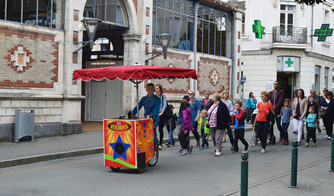 Spectacle de rue déambulation - Rolimax l’Artiste Cirque