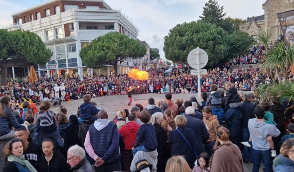 Flamme du dragon à Fête d'Halloween de La Baule